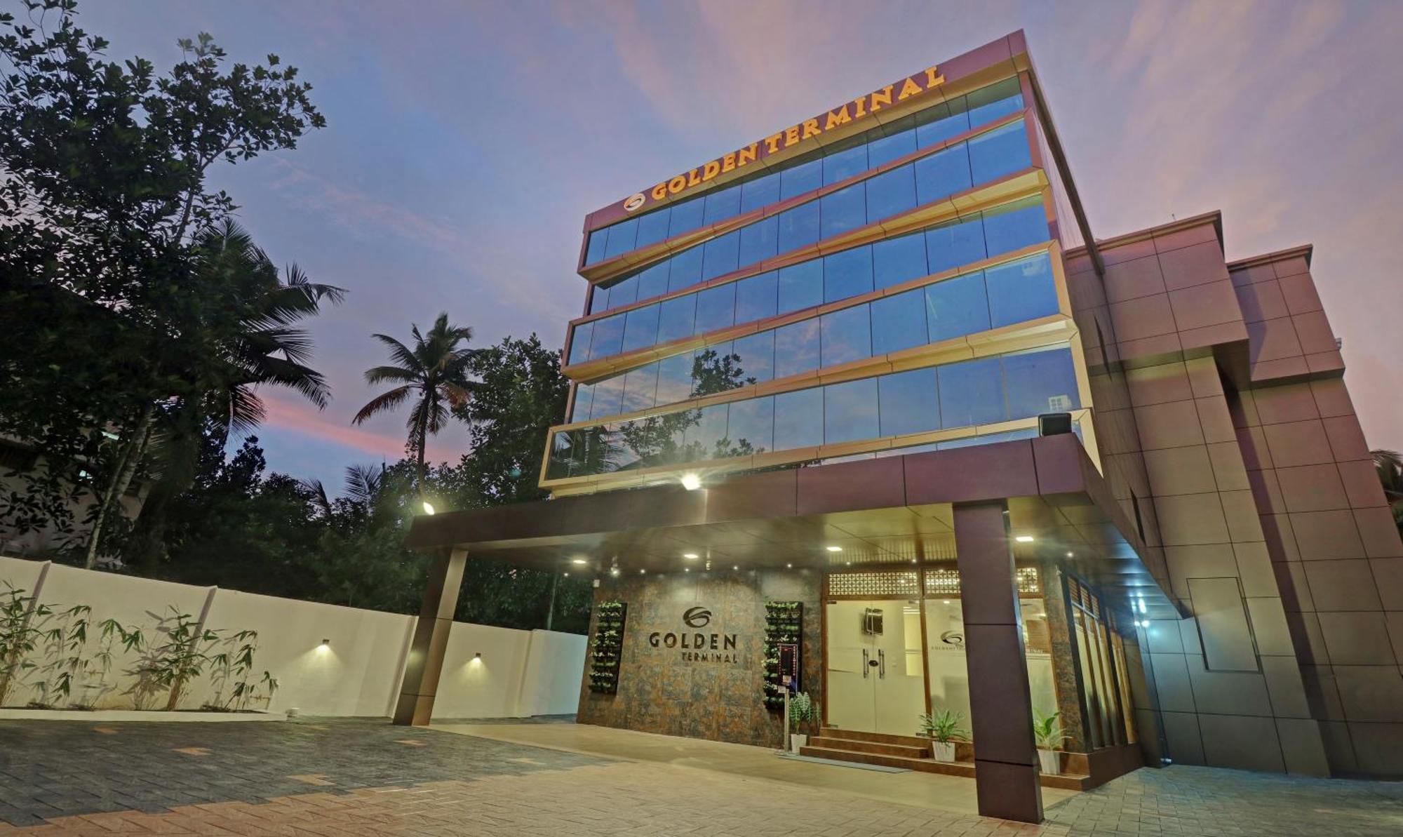Treebo Golden Terminal, Kochi Airport Otel Dış mekan fotoğraf